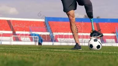 有仿生腿的残奥会正在进行足球训练